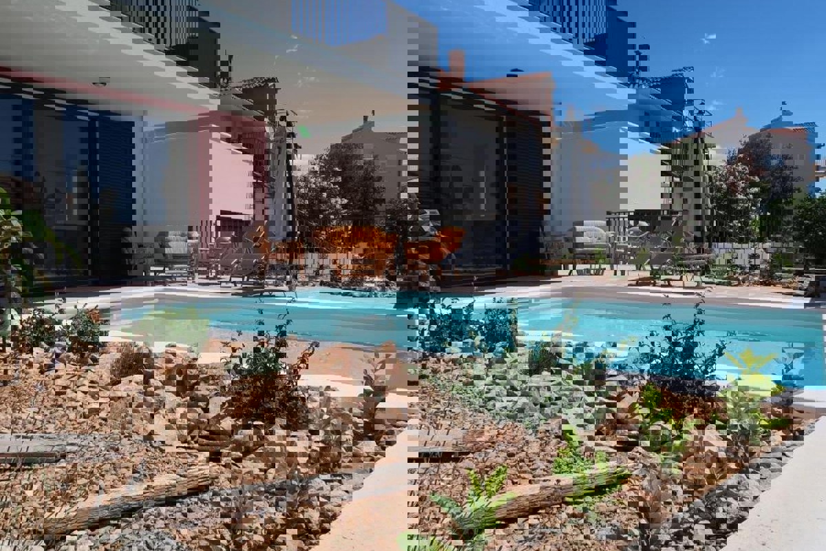 Moderno appartamento con due camere da letto, piscina privata e vista mare