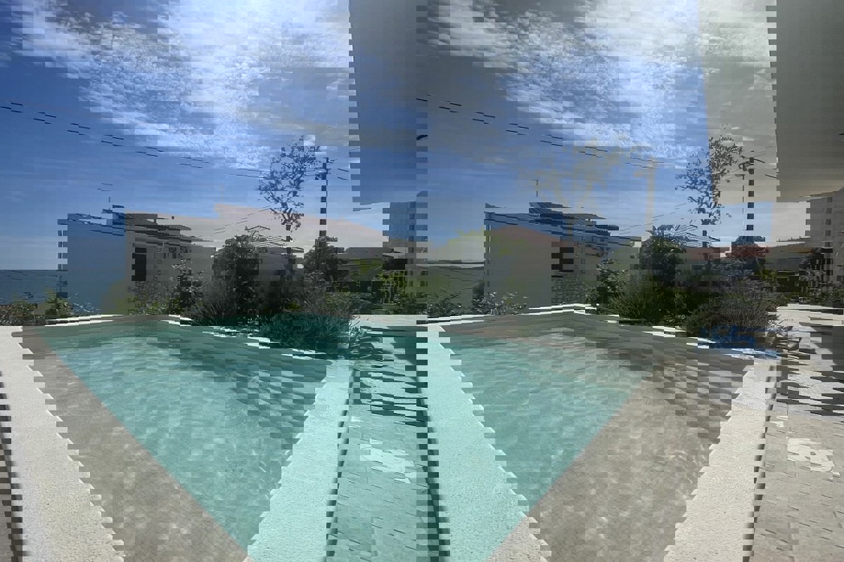 Moderno appartamento con due camere da letto, piscina privata e vista mare