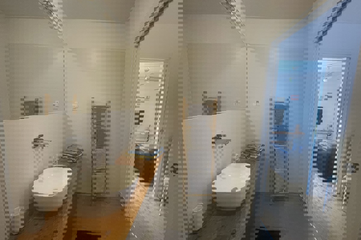 Moderno appartamento con due camere da letto, piscina privata e vista mare