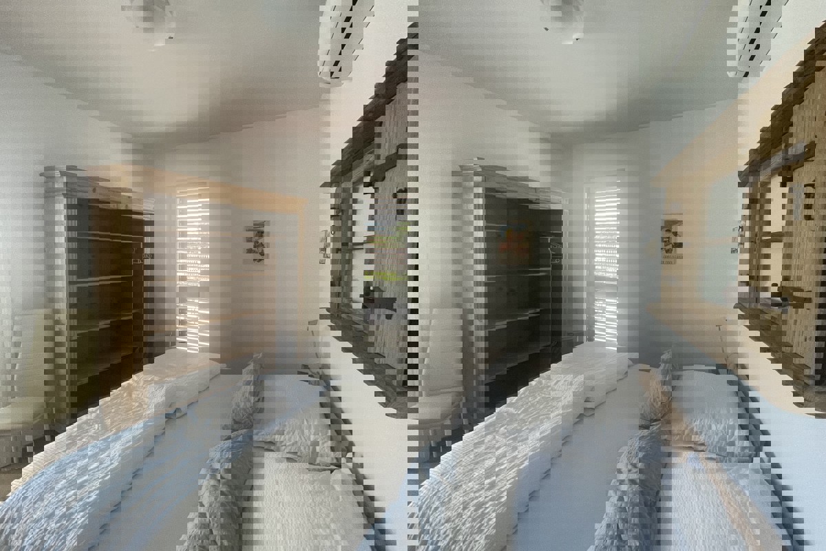 Moderno appartamento con due camere da letto, piscina privata e vista mare