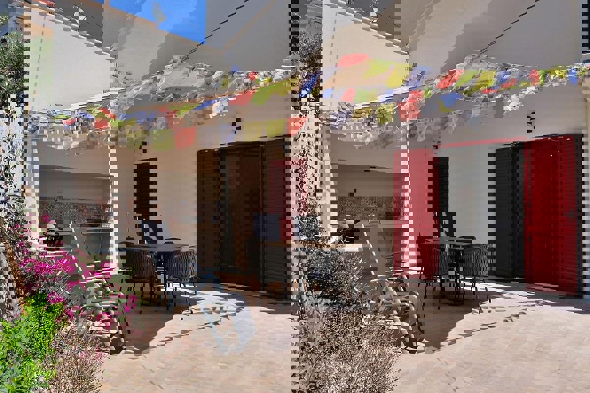 Moderno appartamento con due camere da letto, piscina privata e vista mare