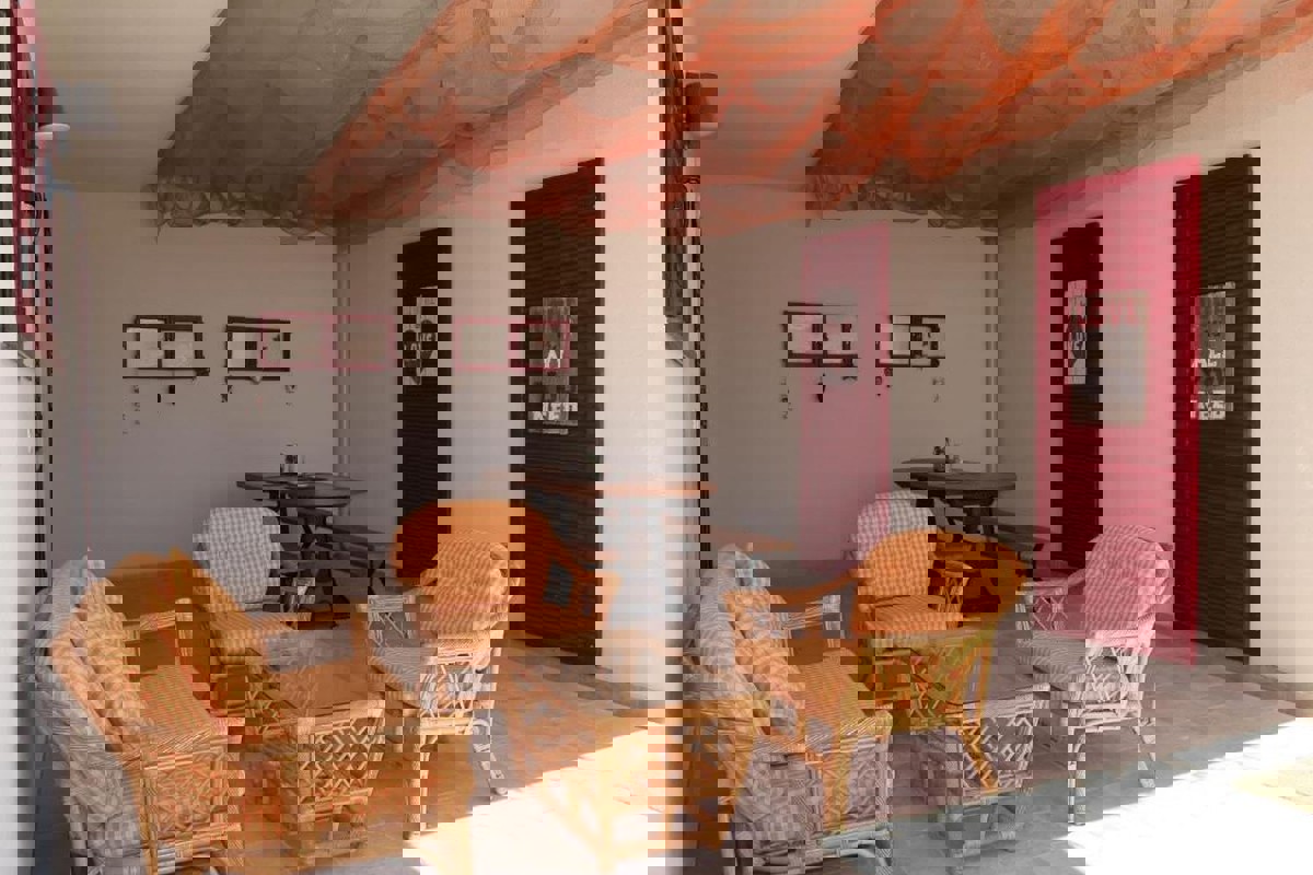 Moderno appartamento con due camere da letto, piscina privata e vista mare