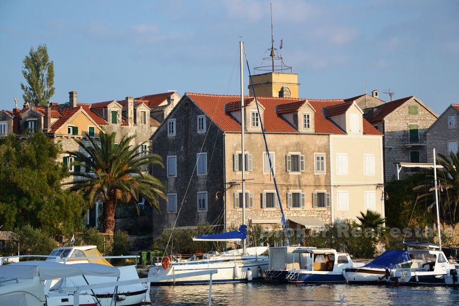 Casa in pietra sul lungomare sull'isola vicino a Sibenik, in vendita