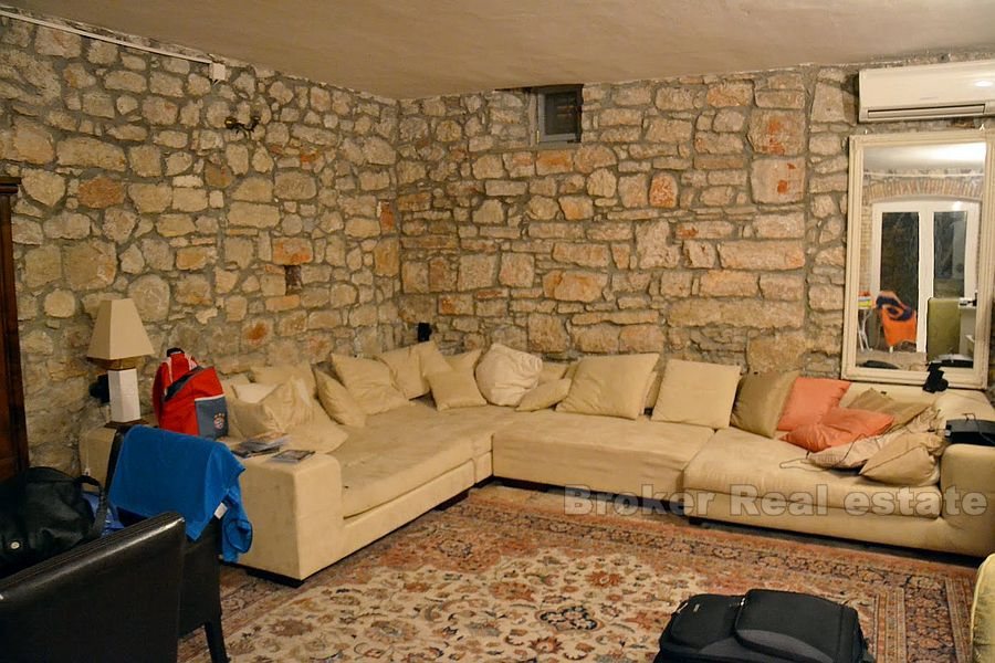 Casa in pietra sul lungomare sull'isola vicino a Sibenik, in vendita