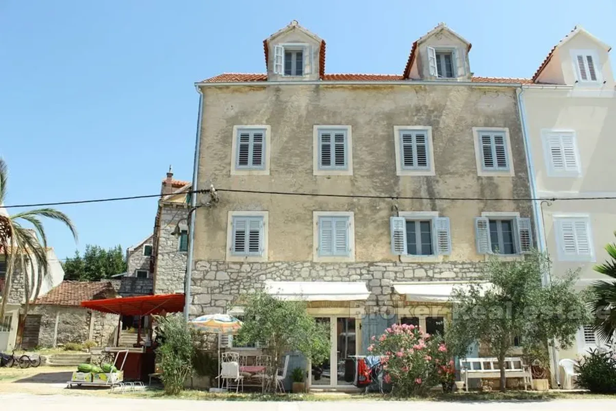 Casa in pietra sul lungomare sull'isola vicino a Sibenik, in vendita