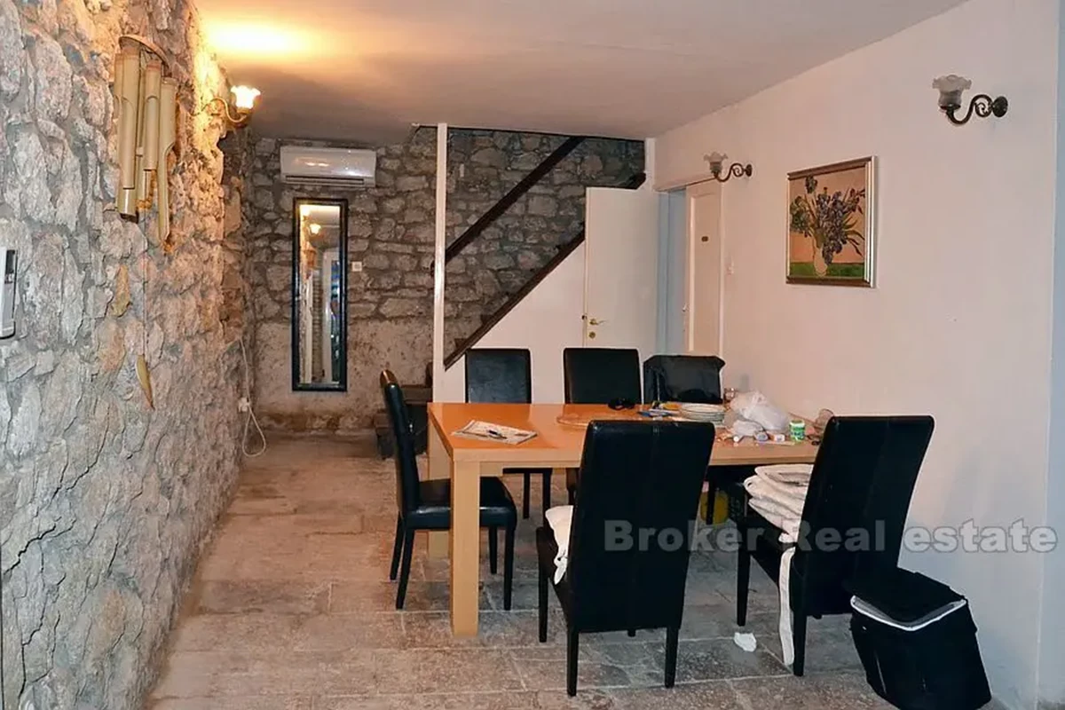 Casa in pietra sul lungomare sull'isola vicino a Sibenik, in vendita