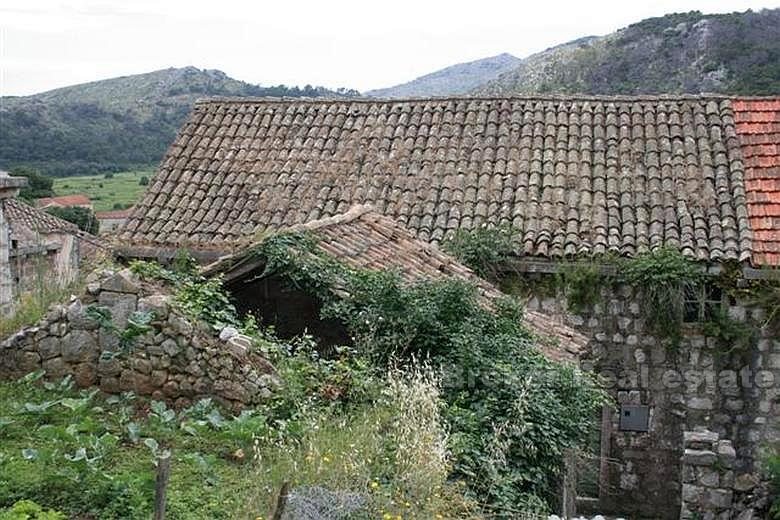 Casa in pietra in rovina, in vendita