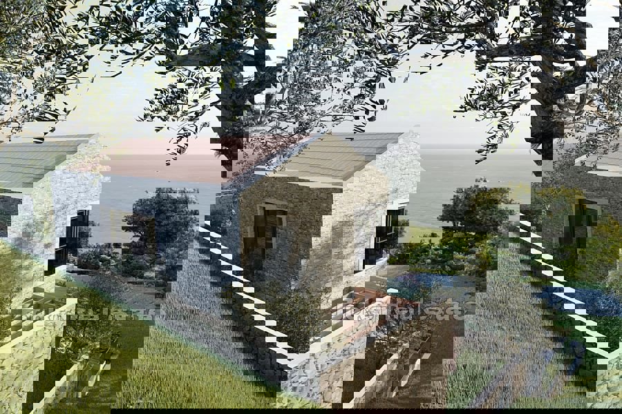 Terreno edificabile con permesso e vista mare aperta