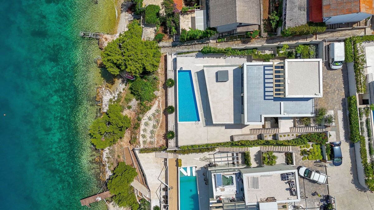 Villa fronte mare di nuova costruzione con piscina