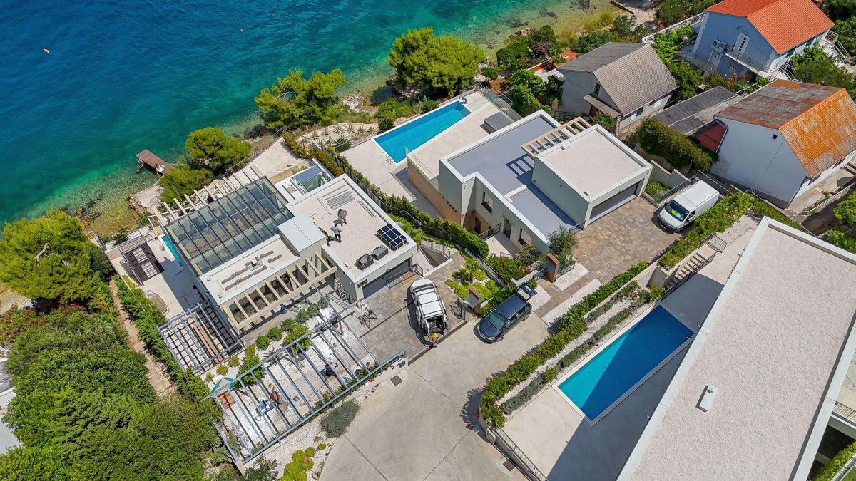 Villa fronte mare di nuova costruzione con piscina