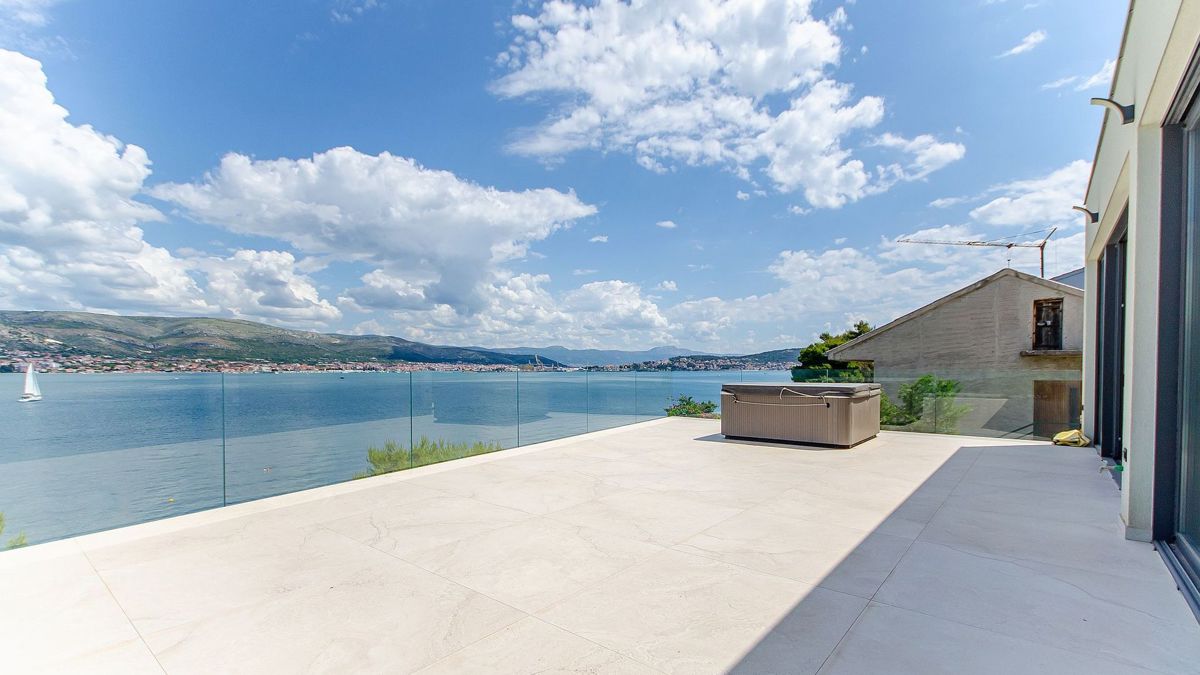 Villa fronte mare di nuova costruzione con piscina