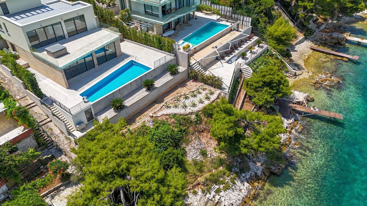 Villa fronte mare di nuova costruzione con piscina