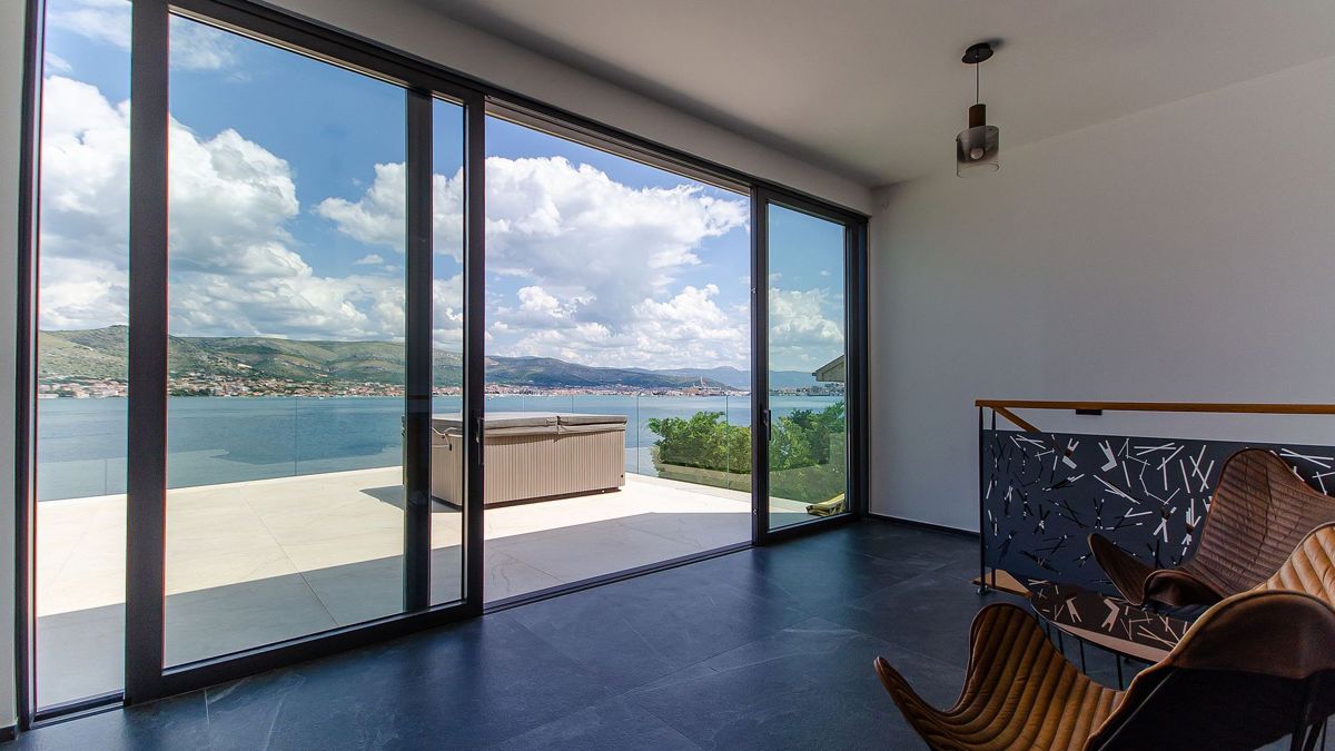 Villa fronte mare di nuova costruzione con piscina
