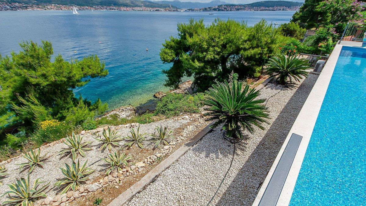 Villa fronte mare di nuova costruzione con piscina