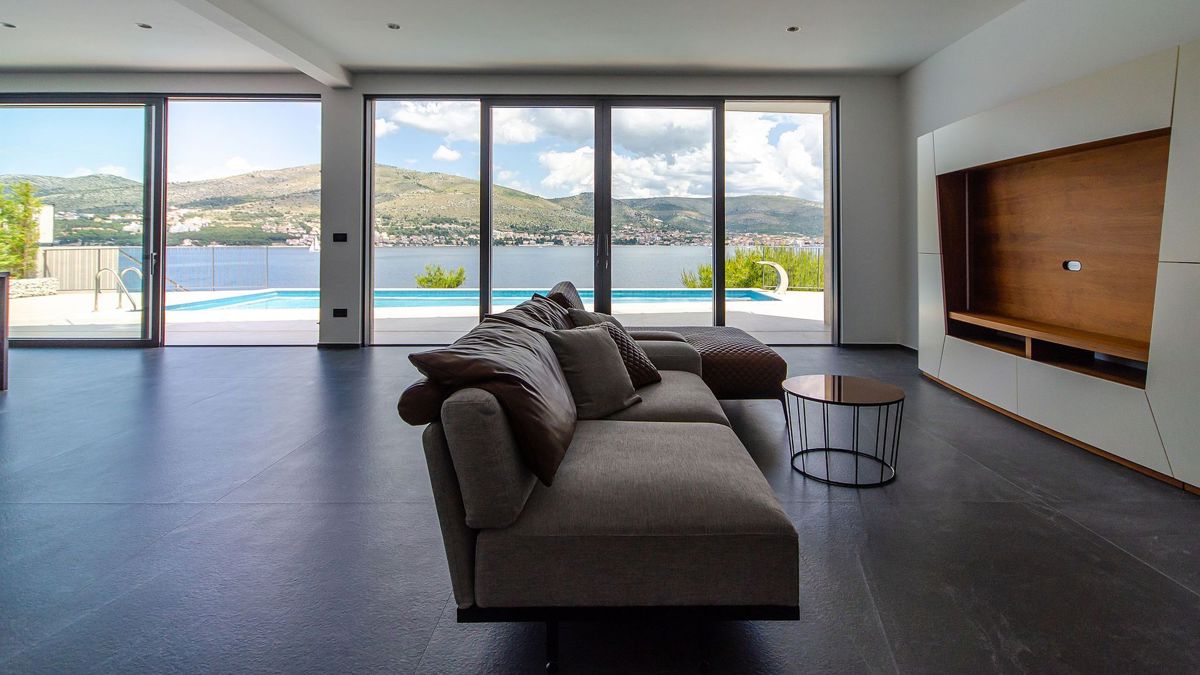 Villa fronte mare di nuova costruzione con piscina