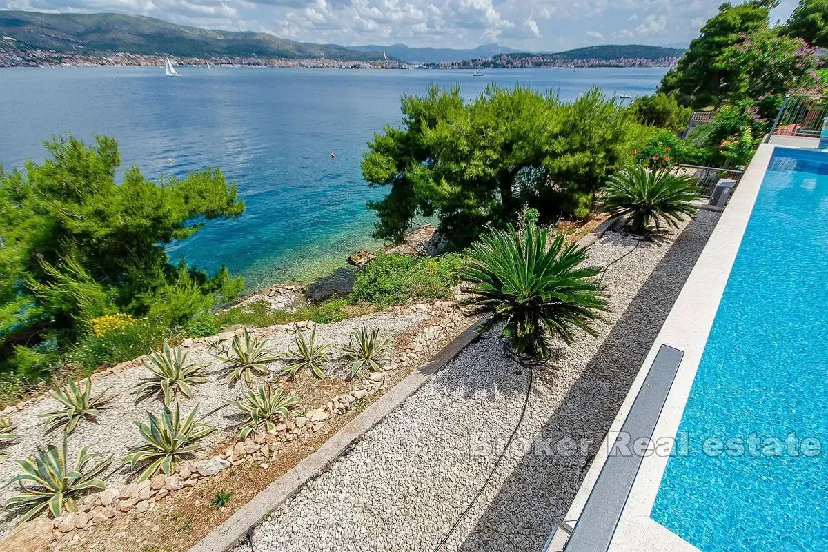 Villa fronte mare di nuova costruzione con piscina