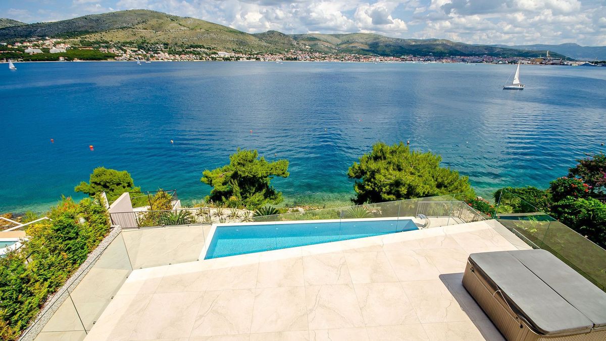 Villa fronte mare di nuova costruzione con piscina