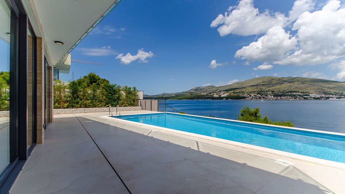 Villa fronte mare di nuova costruzione con piscina