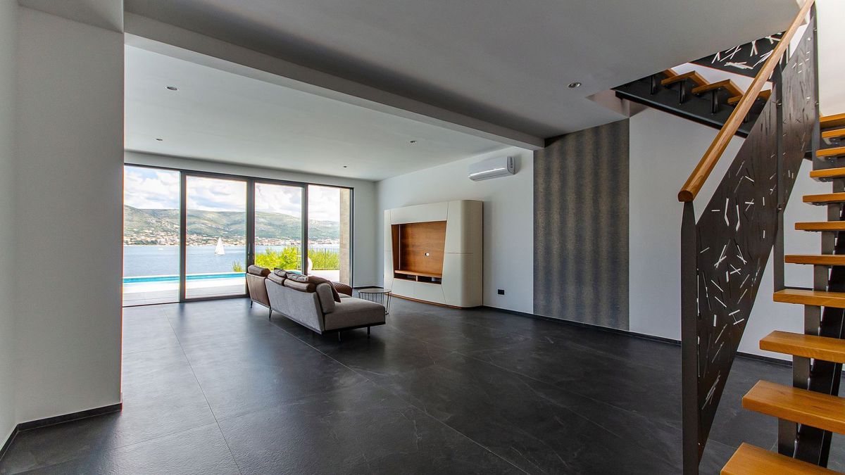 Villa fronte mare di nuova costruzione con piscina