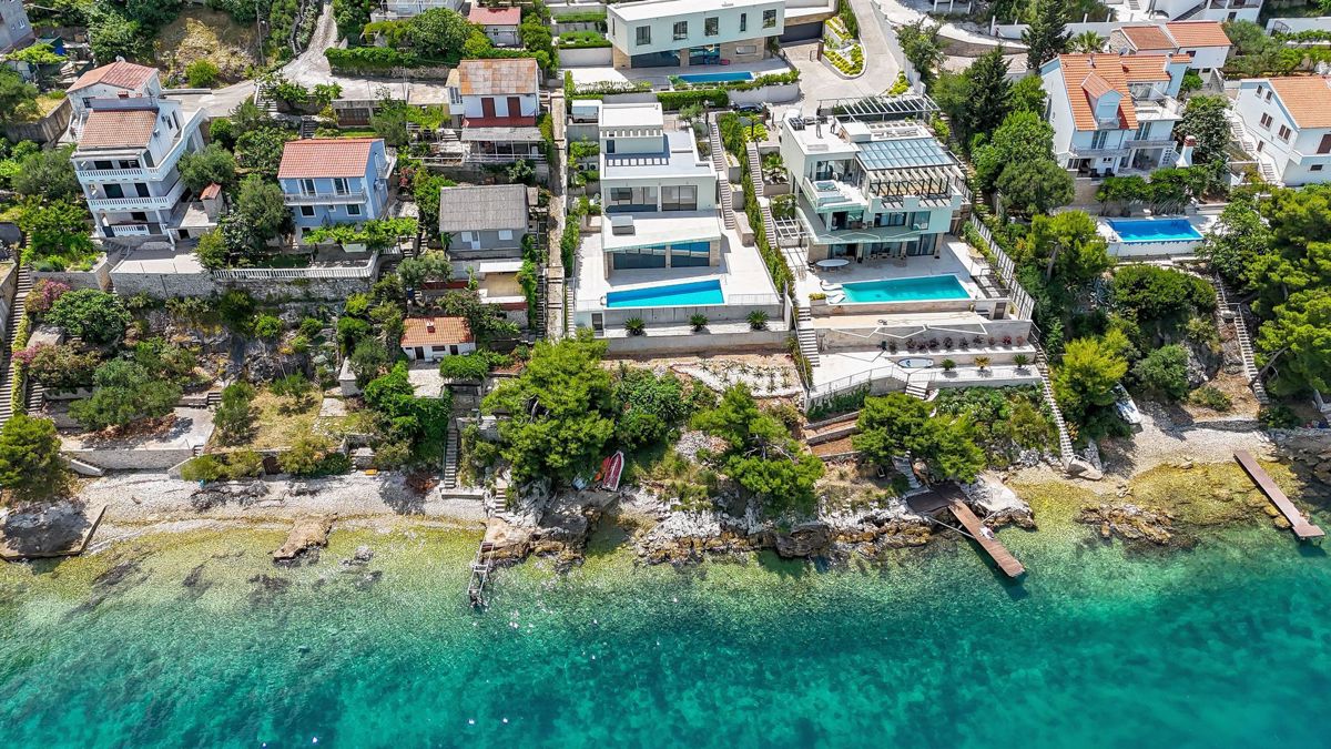 Villa fronte mare di nuova costruzione con piscina