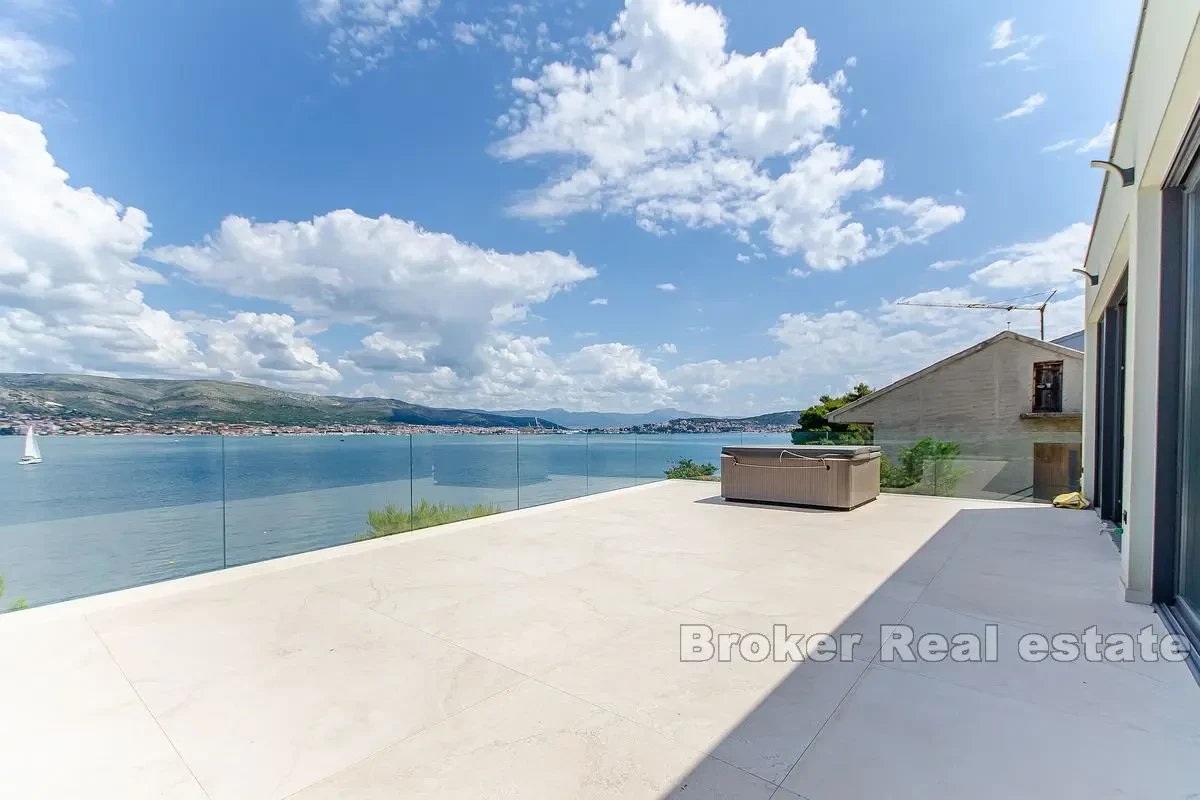 Villa fronte mare di nuova costruzione con piscina