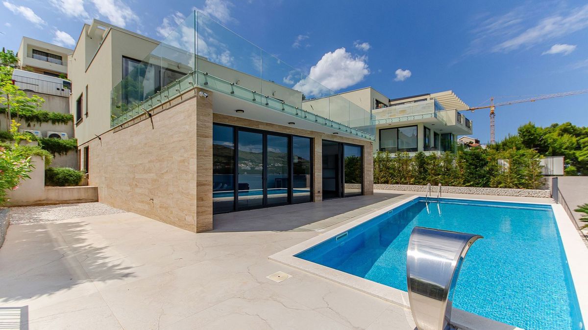 Villa fronte mare di nuova costruzione con piscina