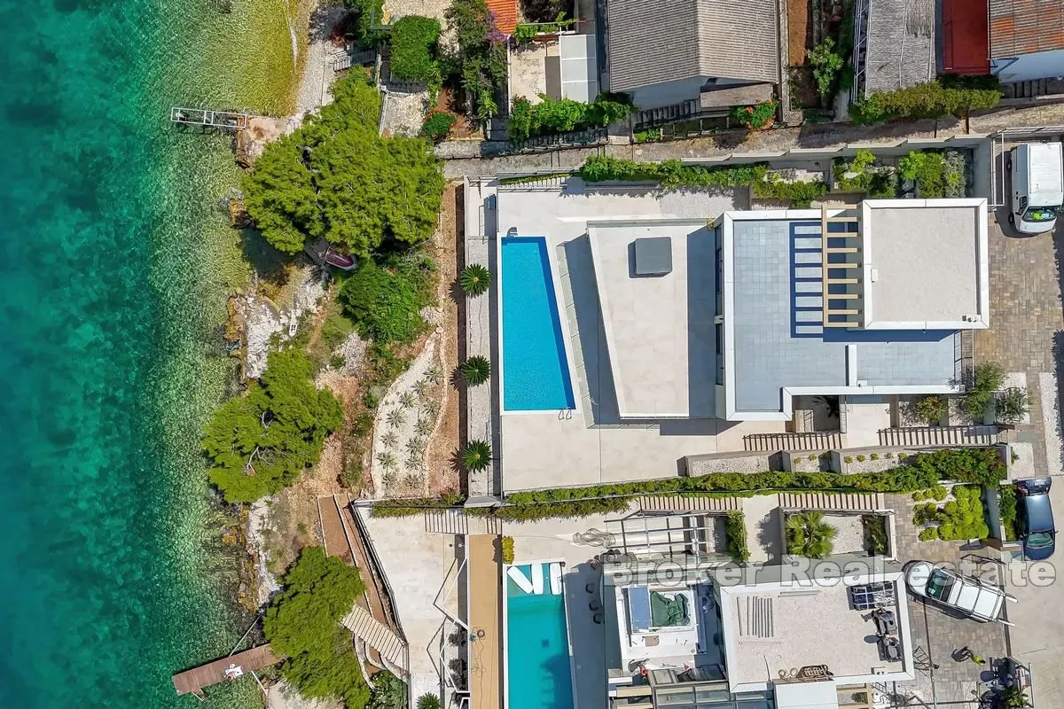 Villa fronte mare di nuova costruzione con piscina