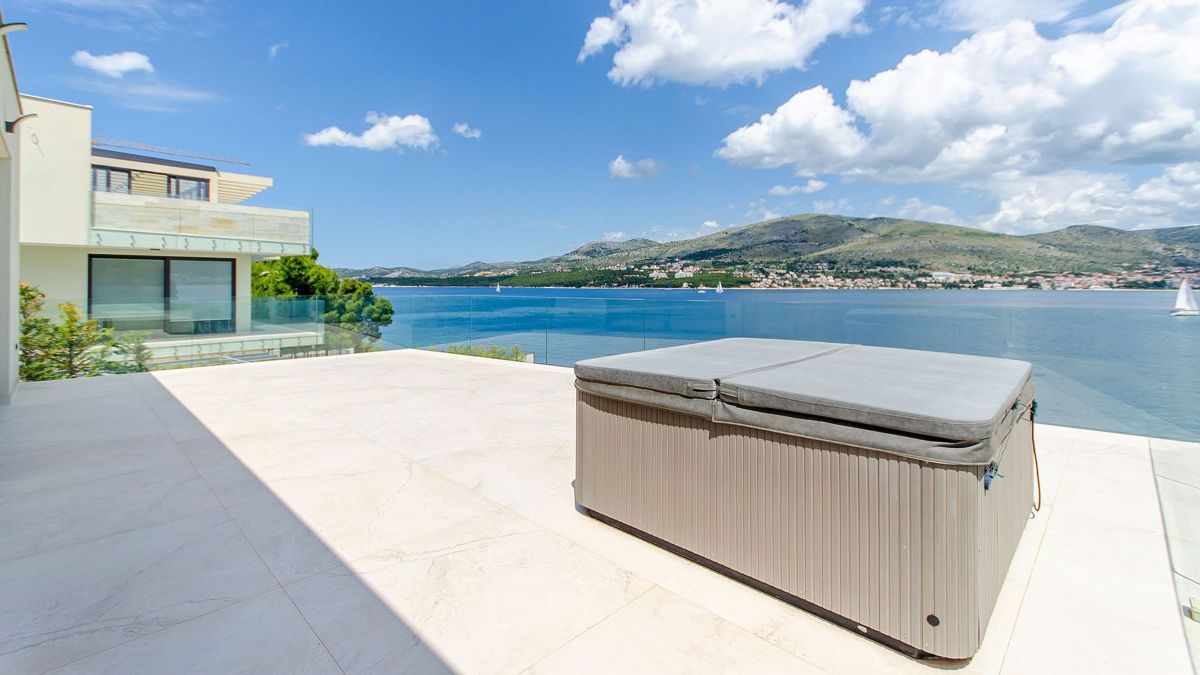 Villa fronte mare di nuova costruzione con piscina