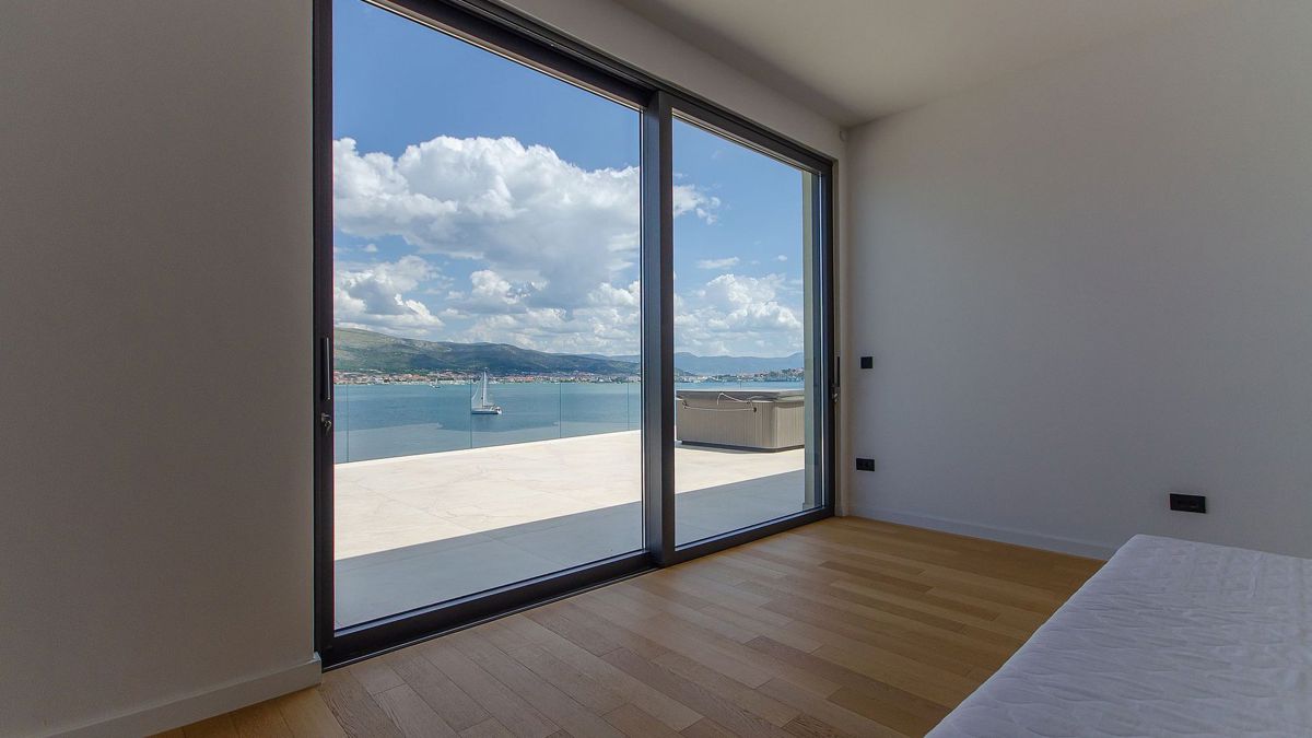 Villa fronte mare di nuova costruzione con piscina