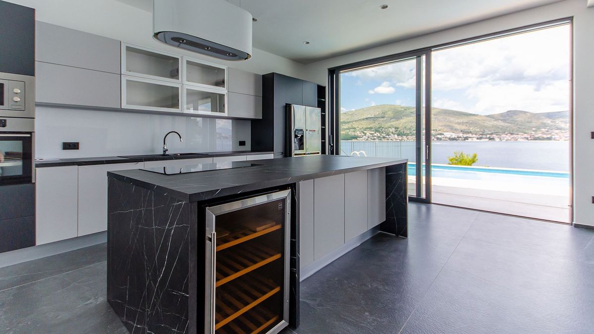Villa fronte mare di nuova costruzione con piscina