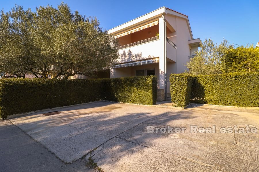 Casa con piscina e vista mare