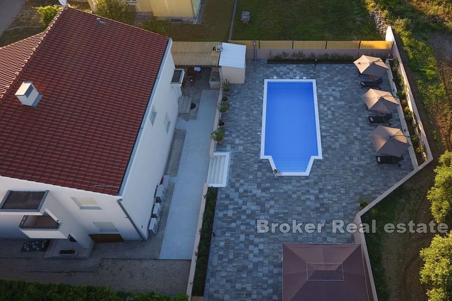 Casa con piscina e vista mare