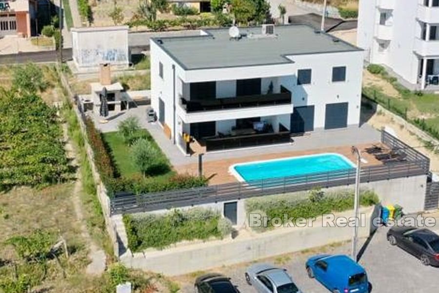 Casa con piscina e vista mare aperta