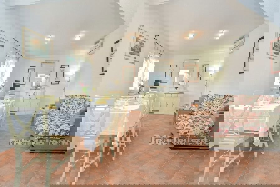 Casa in pietra unica al mare