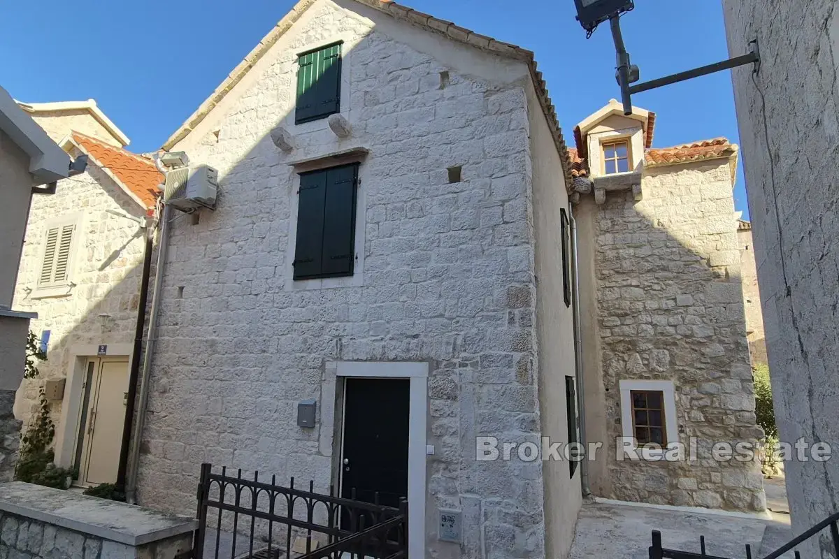 Casa in pietra ristrutturata vicino al mare