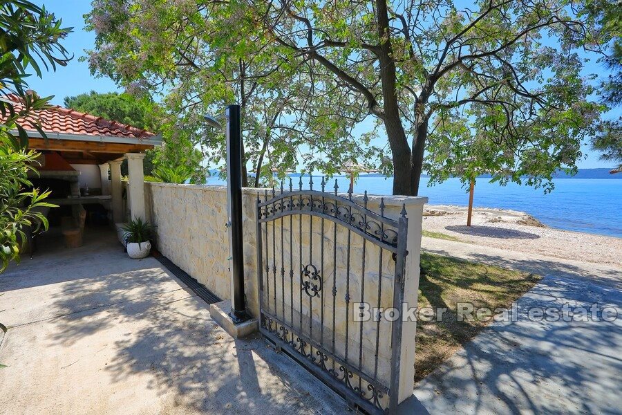 Apartment villa first row to the sea