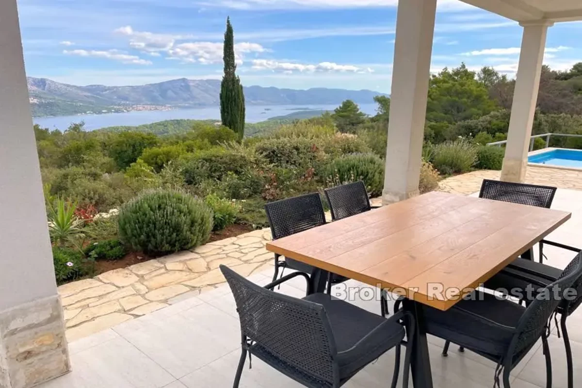 Casa con piscina e vista mare