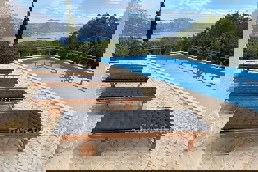 Casa con piscina e vista mare