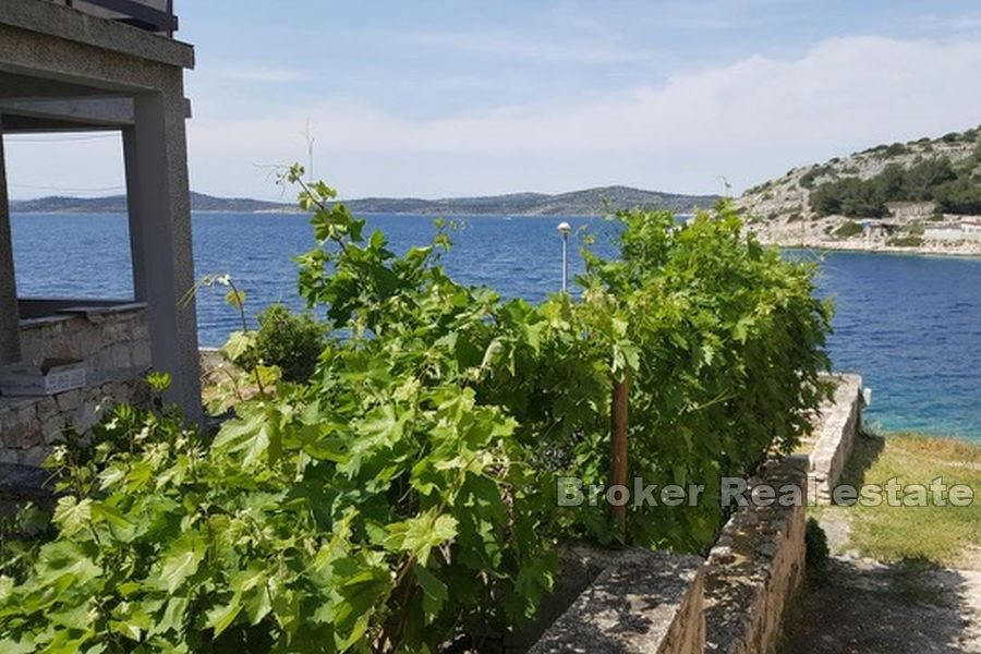 Žirje, casa prima fila al mare