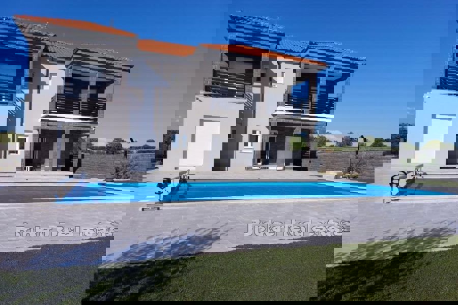 Villa di nuova costruzione con piscina