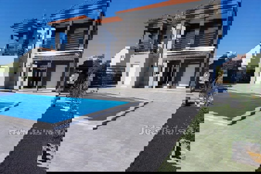 Villa di nuova costruzione con piscina