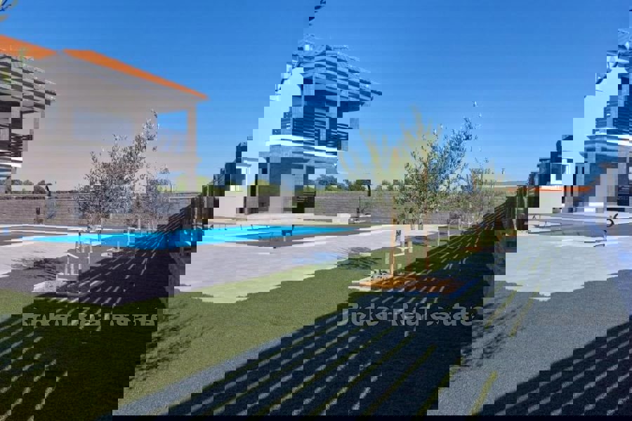 Villa di nuova costruzione con piscina