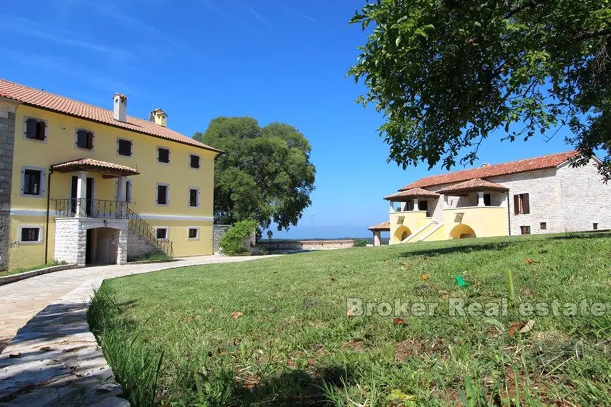 Tenuta con due case e una piscina