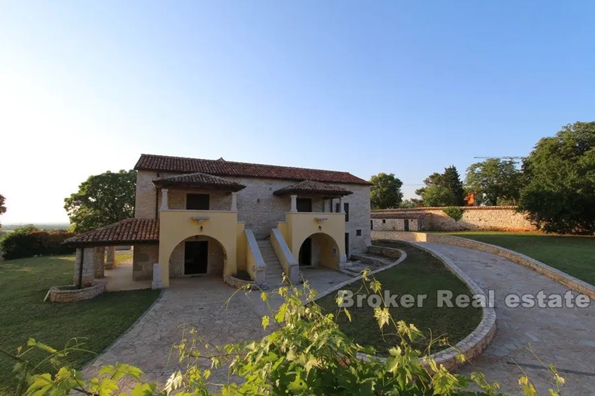 Tenuta con due case e una piscina