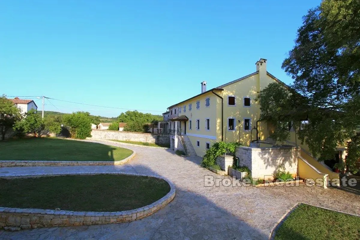 Tenuta con due case e una piscina