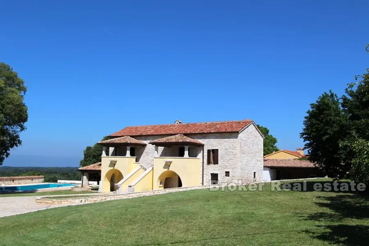 Tenuta con due case e una piscina