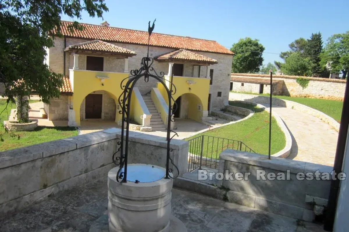 Tenuta con due case e una piscina