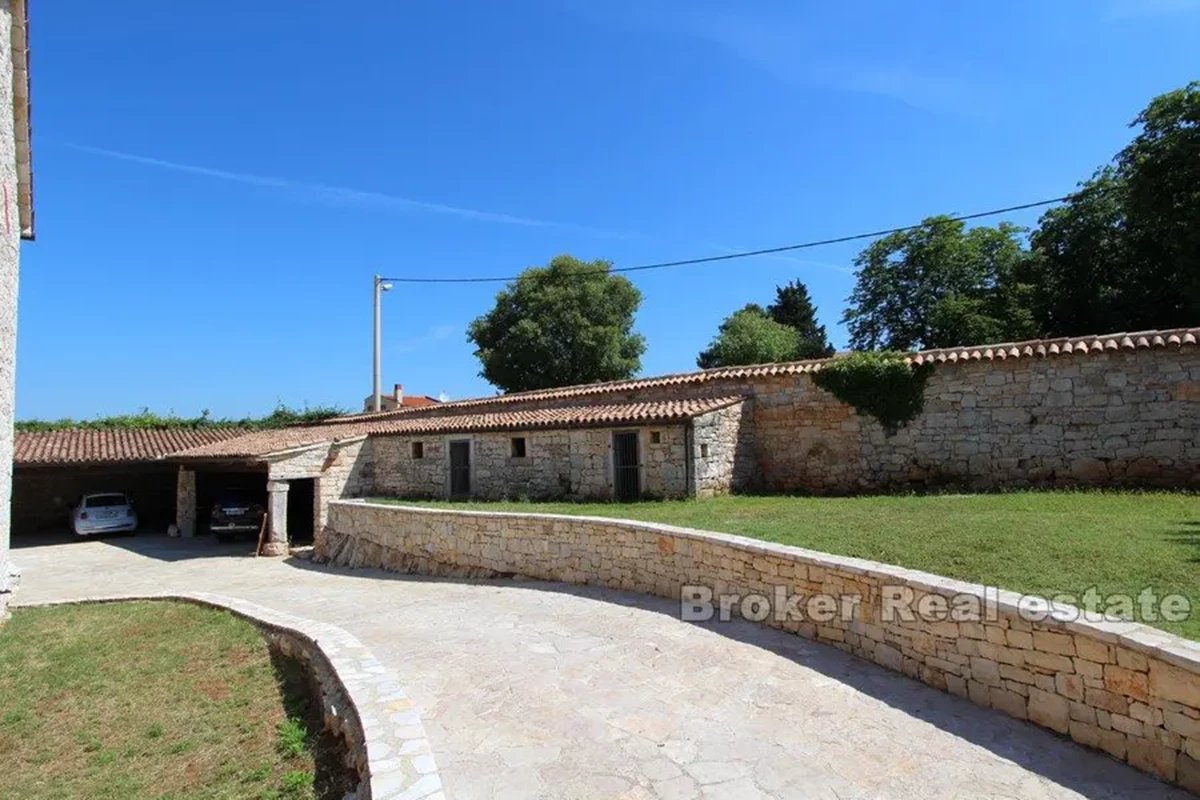 Tenuta con due case e una piscina