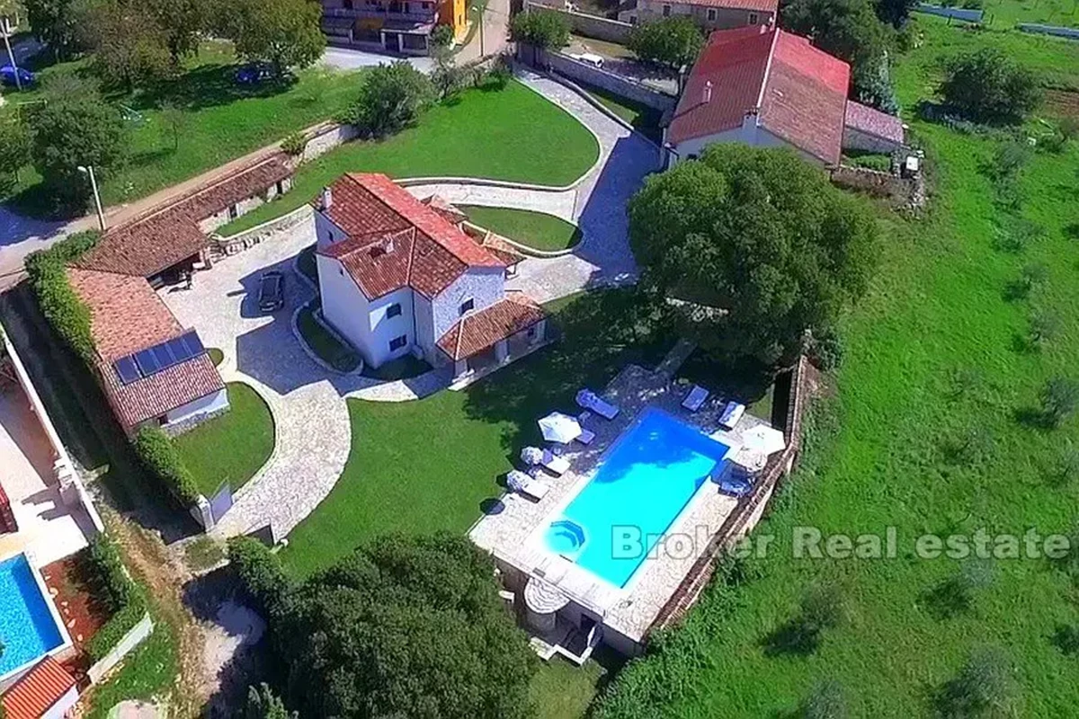 Tenuta con due case e una piscina