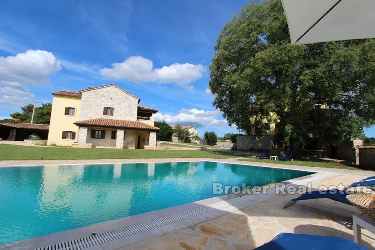 Tenuta con due case e una piscina